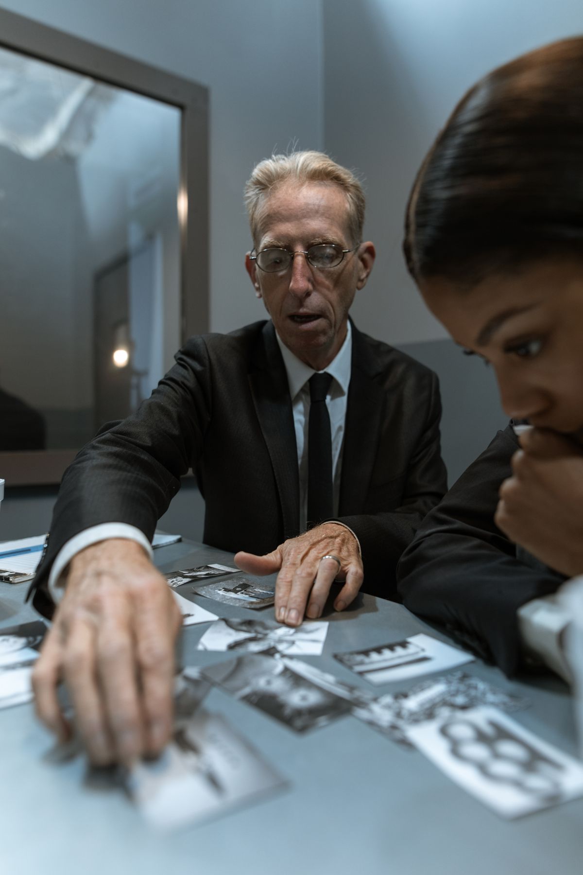 Tehkikaat agents working a case